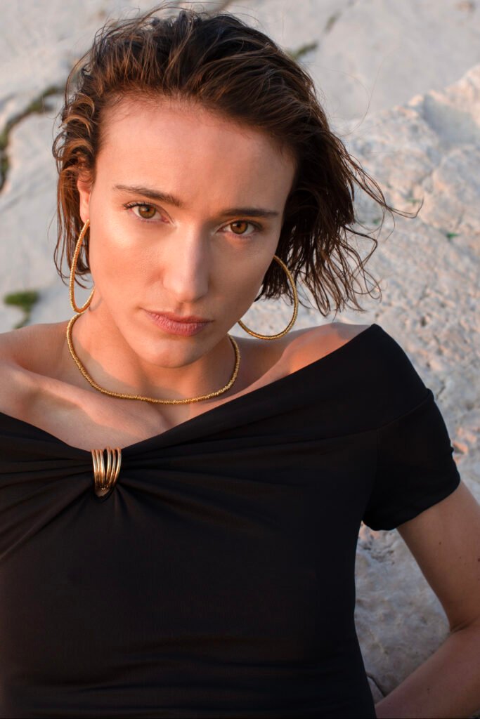 Pourquoi certaines femmes semblent toujours élégantes, même avec un maquillage discret